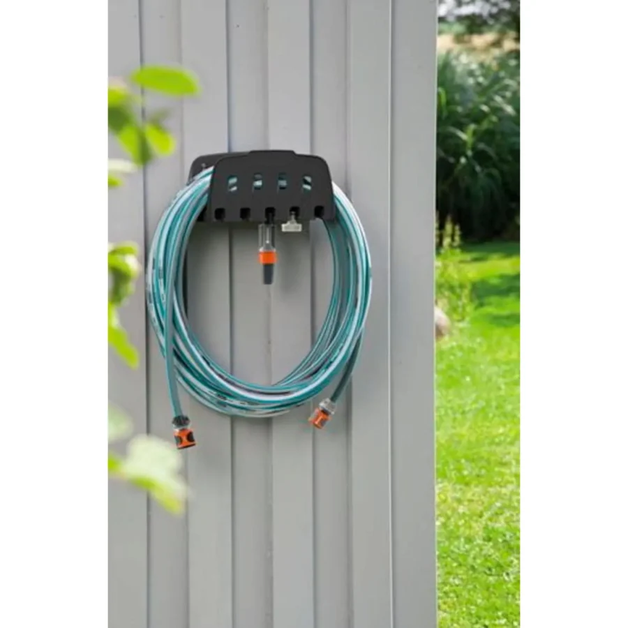 Gardena Wandschlauchhalter für platzsparende Aufbewahrung, stabiler Kunststoff, optimiert für 15 m Schläuche, ideal für gartenfreundliche Ordnung.