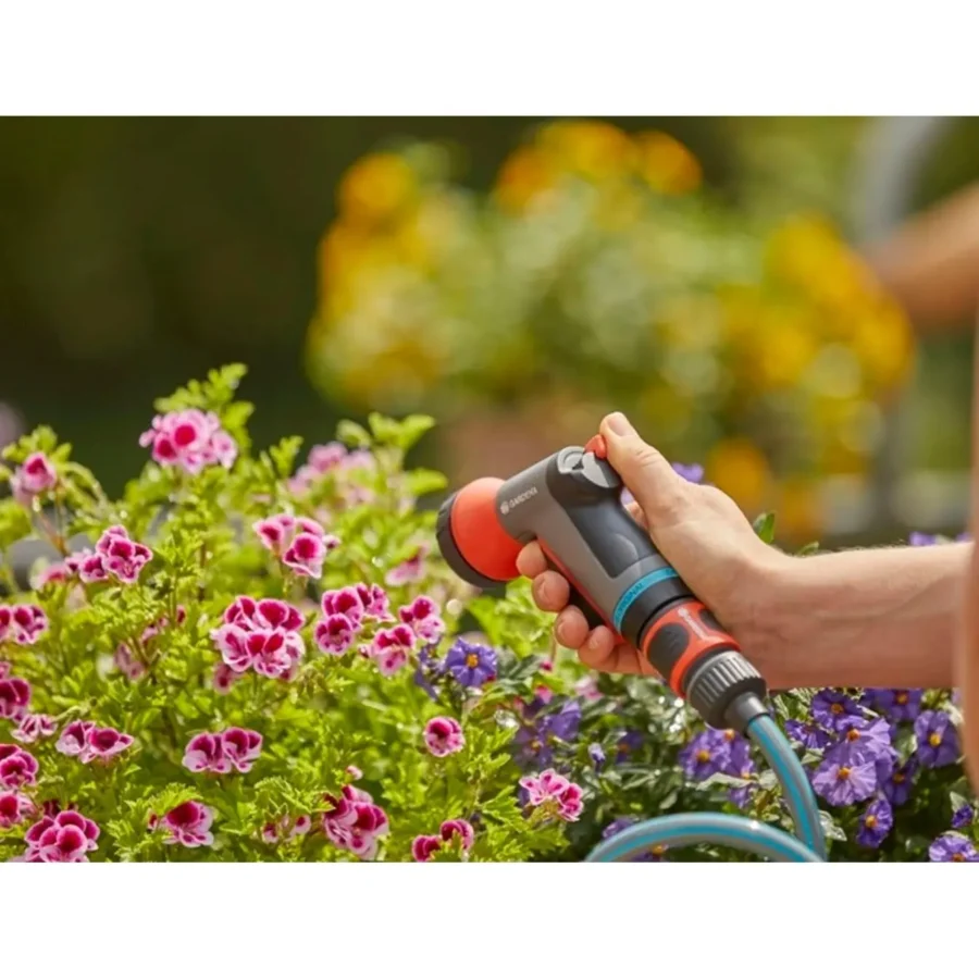Gardena Balkonbrause für komfortable Bewässerung, kompakt und ideal für kleine Balkone, mit ergonomischem Handgriff.