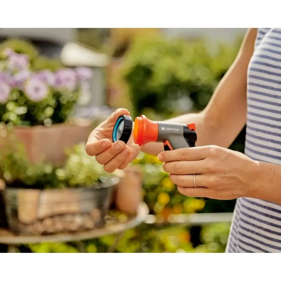 Gardena Balkonbrause, platzsparend und ergonomisch, ideal für Stadtgärten, mit praktischer Sprühdüse für gezielte Bewässerung.