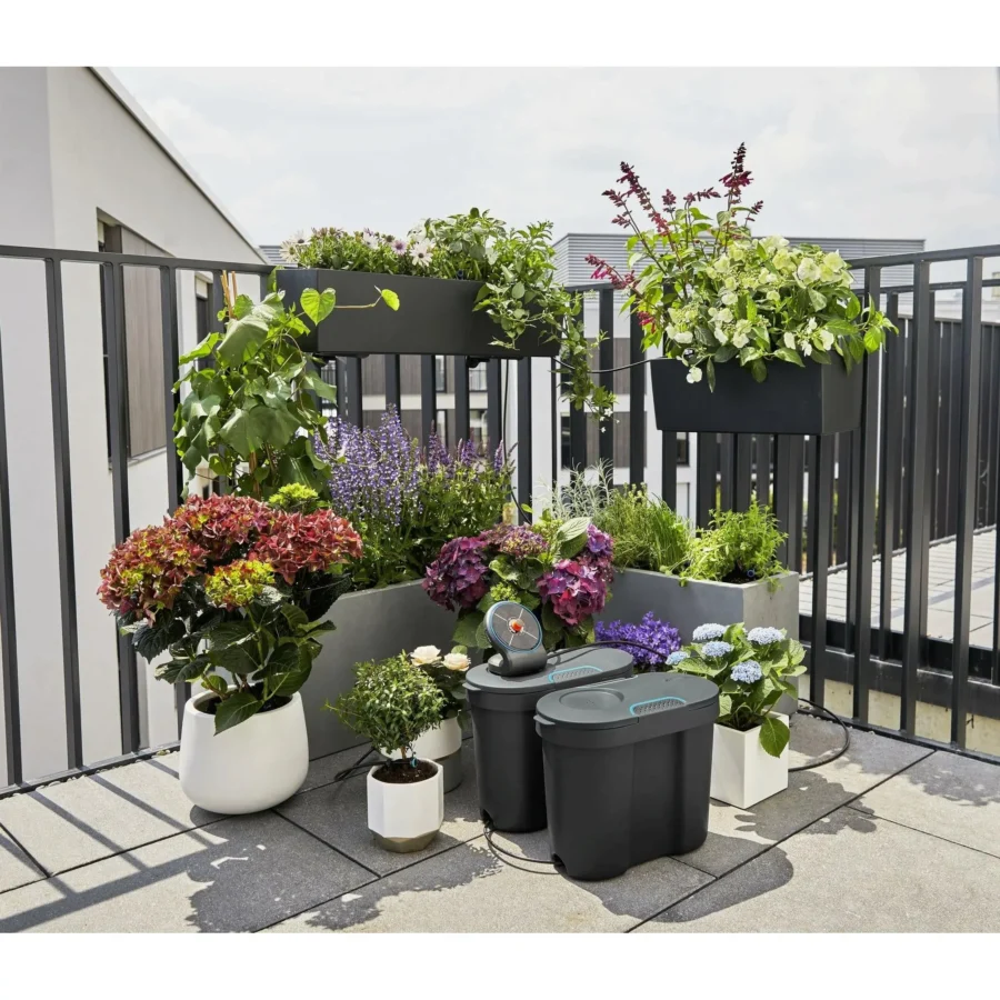 Gardena Urlaubsbewässerung mit Wasserbehälter, ideal für stressfreies Gießen während der Abwesenheit, für kleine Gärten und Balkone.