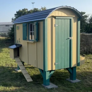 Hühnerstall All-Inclusive-Paket - Bauwagen mit Legenest, Luke & Windfang