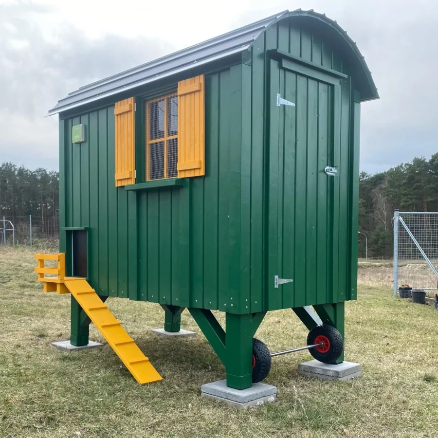 Der Holz Hannes Hühnerstall Premium-Paket - Bauwagen mit Balkon, Legenest & elektrischer Luke