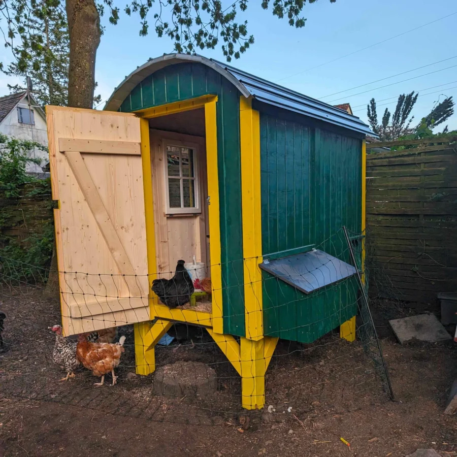 Der Holz Hannes Hühnerstall Premium-Paket - Bauwagen mit Balkon, Legenest & elektrischer Luke