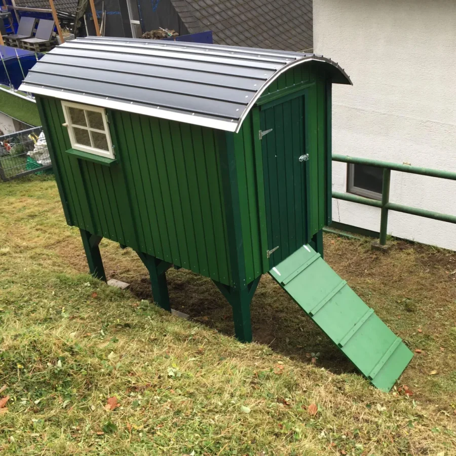 Ziegenstall aus Holz - Bauwagen für Ziegen mit Blechdach & Rampe