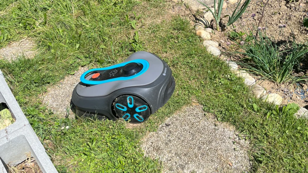 Gardena Mähroboter smart SILENO max ist über eine kleine Stufe abgestürzt