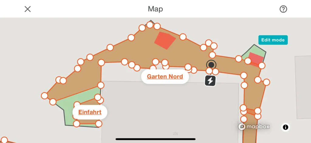 Kartenausschnitt aus der Gardena App mit zwei Mähzonen und Begrenzungspunkten, dargestellt im Editiermodus