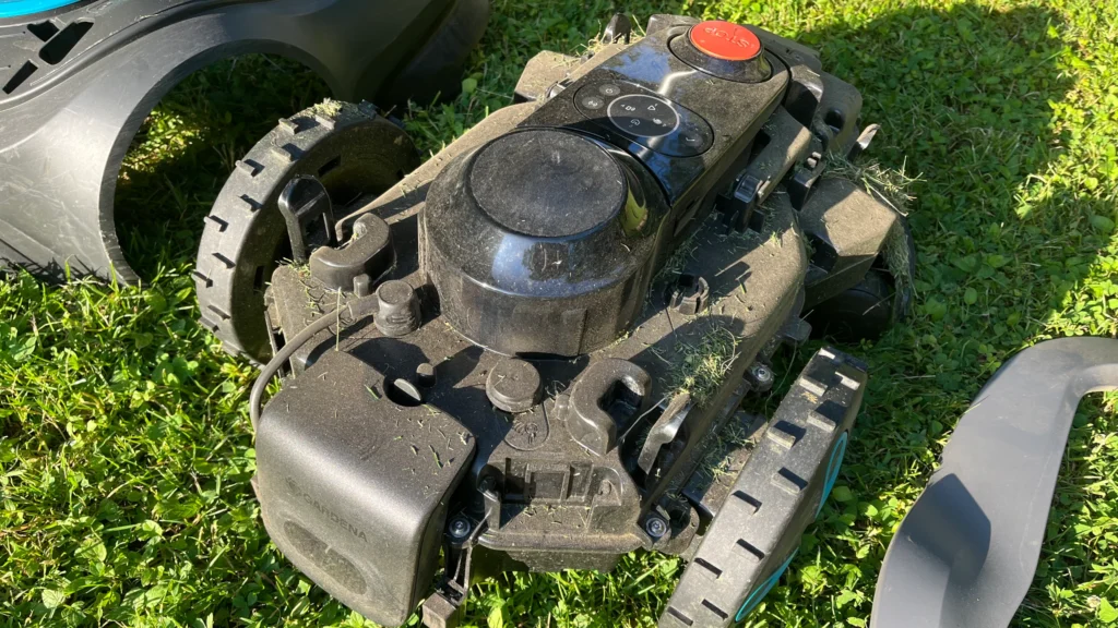 Gardena Mähroboter smart SILENO max ohne Verkleidung mit sichtbaren Grasresten im Innenraum