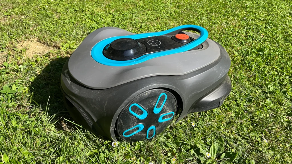 Gardena Mähroboter smart SILENO max auf grünem Rasen bei Sonnenschein